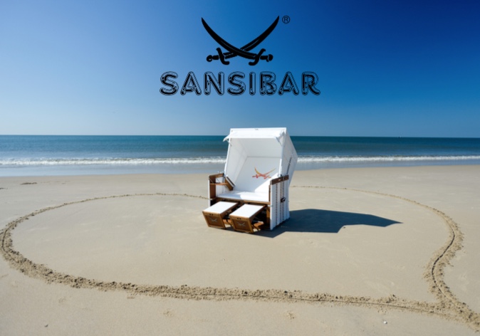 Bild eines weißen Sansibar-Strandkorbs am Strand